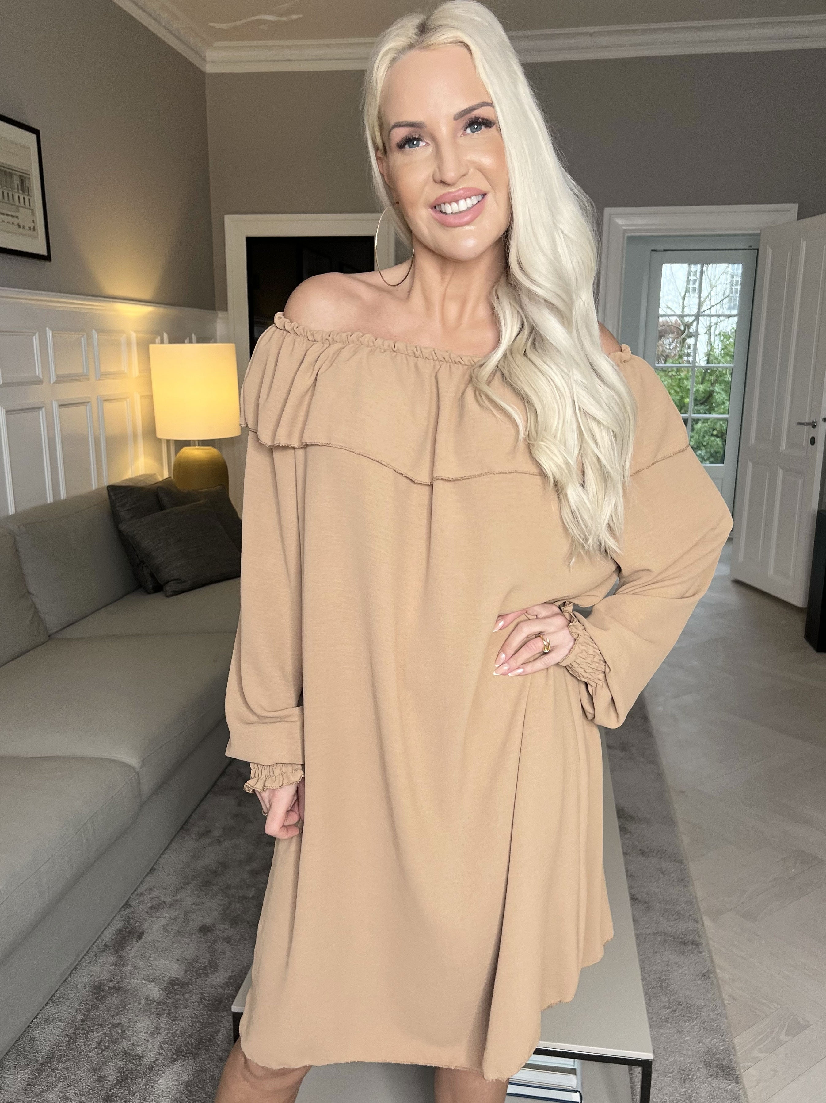 Elpida - Sød kjole med flæsekant og smock ved ærmet